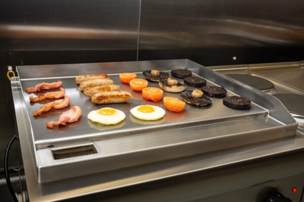 Lincat GS6 counter top flat electric griddle. - Image 4